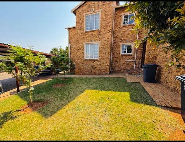 3 BEDROOM TOWNHOUSE FOR SALE IN STRUBENSVALLEI